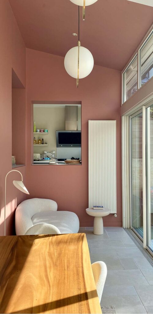 Salon terracotta avec suspension boule en verre et fauteuil bouclette blanc, rénovation d'une échoppe aux Chartrons, Bordeaux