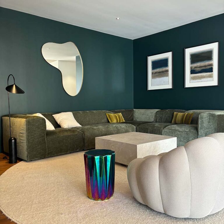 Salon vert bouteille avec miroir organique et pouf iridescent, maison à Bouliac